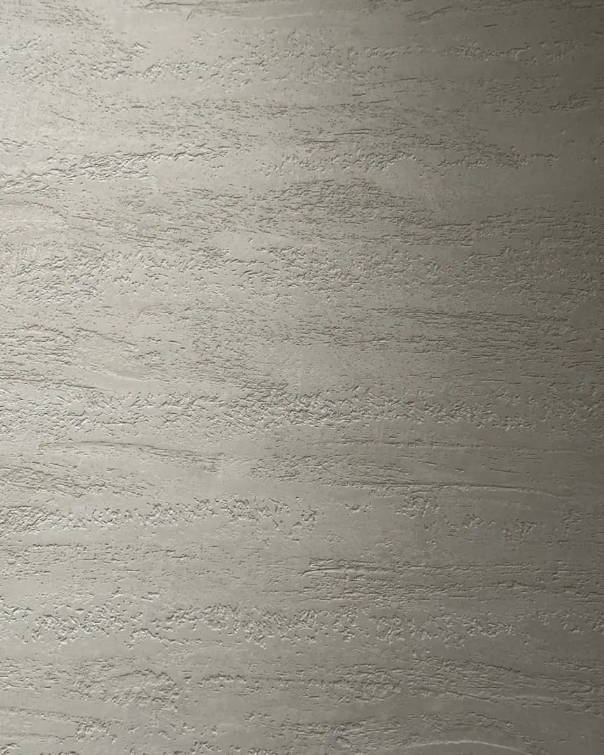 Travertino-effect Venetian plaster sample in gray, with horizontal banding that reads like travertine stone.