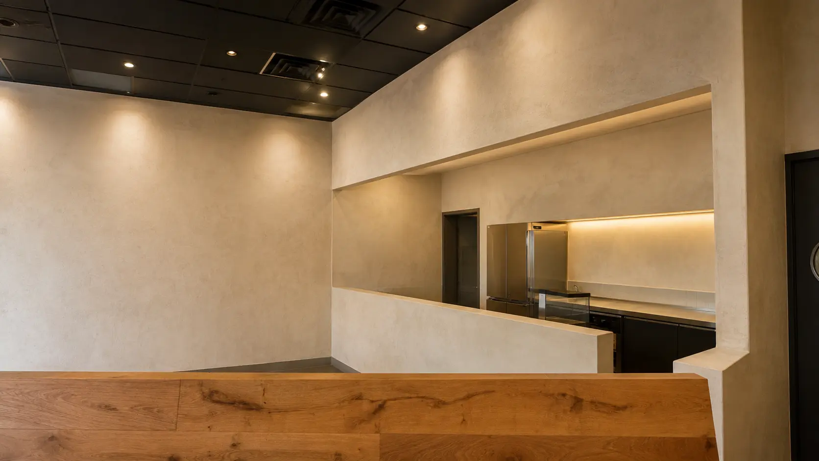 Lime wash walls in a calm reception space - cloudy mineral finish